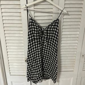 Mini dress. Black and white. Size XS. Tie in front.